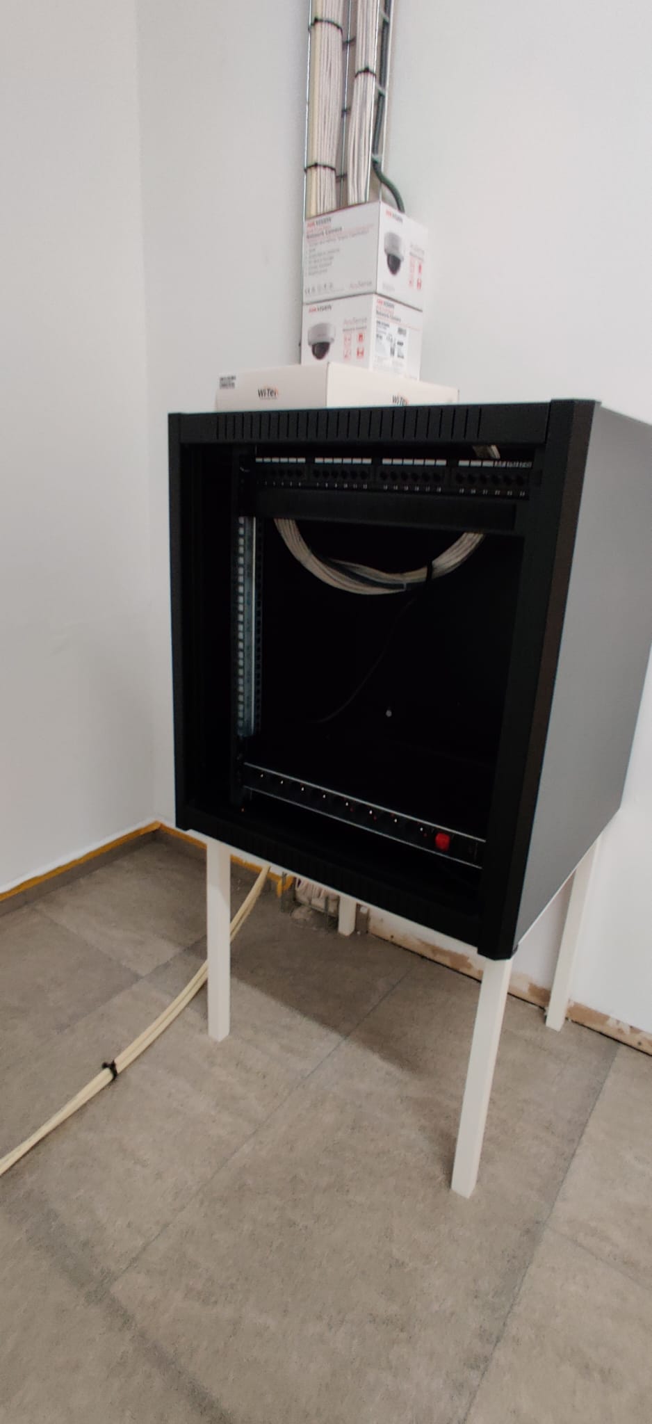 Armoire réseau neuve avec caméras de surveillance Hikvision prêtes à installer