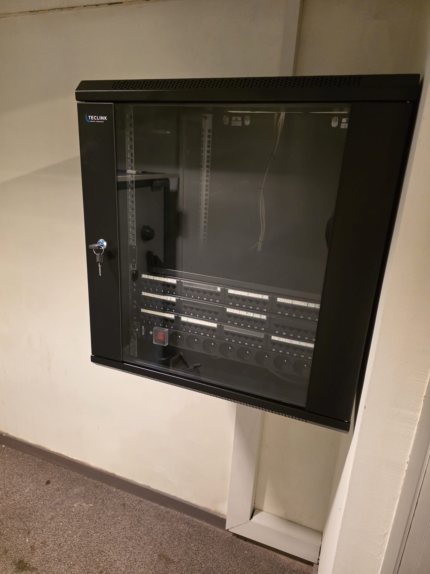 Armoire réseau murale à porte vitrée